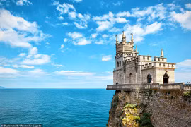 "Thót tim" với những thánh điện, ngôi nhà đẹp như mơ cheo leo trên vách núi