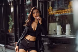 Minh Tú sexy trên đường phố New York