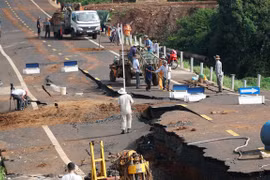 Bộ GTVT lập tổ điều tra sự cố đường 250 tỉ vừa hoàn thành đã nứt toác