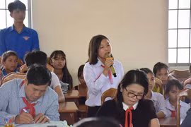 Đại biểu HĐND huyện Mang Yang đối thoại với trẻ em