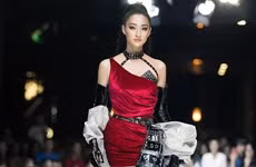 Hoa hậu Lương Thùy Linh hóa 'nữ thần chiến binh' khuynh đảo sàn diễn