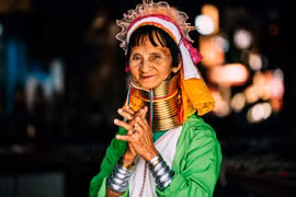 Những bộ tộc kỳ lạ, tự đục môi và giãn cổ làm đẹp