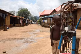 Cho công ty Trung Quốc khai thác vàng, người dân quốc gia châu Phi vỡ mộng