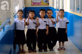 Những đứa trẻ trong ca sinh 5 duy nhất ở Việt Nam nay đã vào lớp 1, rất hiếu động trong ngày khai giảng chung đầu tiên của quãng đời đèn sách