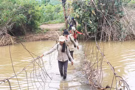 Chư Pah: Dân "liều mình" qua cầu treo hư hỏng