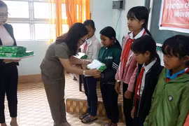 Tặng quà cho học sinh có hoàn cảnh khó khăn nhân dịp năm học mới