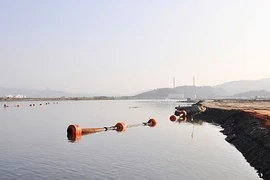 Chồng buộc con 18 tháng vào người rồi nhảy hồ tự tử vì mâu thuẫn với vợ