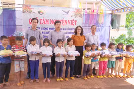 Quỹ Tâm Nguyện Việt tặng giếng khoan, đồng phục, sách cho trường TH Cù Chính Lan