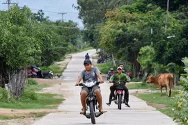 Điều khiển xe máy không đội mũ bảo hiểm