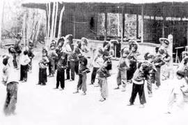 Ngôi trường phổ thông đầu tiên ở thị trấn Dân Chủ