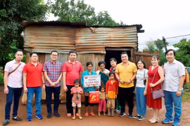 Trao 150 triệu đồng xây nhà tình nghĩa tại xã Kon Thụp