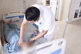 Người phụ nữ bị ngực lở loét, hoại tử do thầy lang bảo "cứ chờ khối u vỡ"