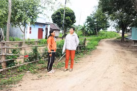 Phụ nữ Kông Chro chung sức làm đẹp thôn làng