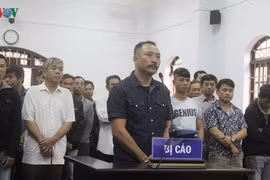 Xét xử Phượng "râu" và 23 bị cáo trong đường dây gỗ lậu khủng