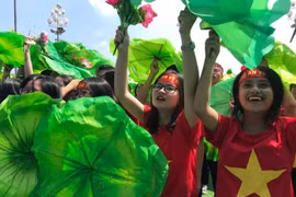 Biển người xứ Nghệ vỡ òa khi Trần Thế Trung giành vòng nguyệt quế Đường lên đỉnh Olympia 2019