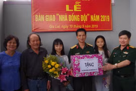 Bàn giao "Nhà đồng đội"