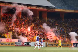 Hà Nội FC bị phạt tiền, treo sân hết mùa giải