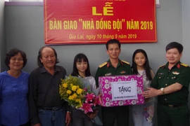 Bàn giao "Nhà đồng đội"