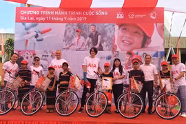 Gia Lai: Tặng xe đạp và hợp đồng bảo hiểm cho 120 học sinh