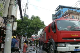 Cháy cửa hàng thời trang, giao thông tắc nghẽn