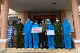 Hỗ trợ vật tư y tế, nhu yếu phẩm trị giá hơn 220 triệu đồng cho các khu cách ly