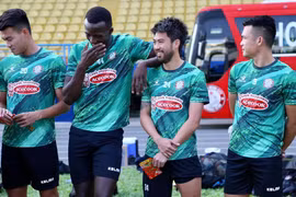 Đội TPHCM trình làng tân binh trong buổi tập đầu xuân