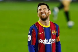 Messi vẫn ghi dấu trong đêm thảm họa Champions League