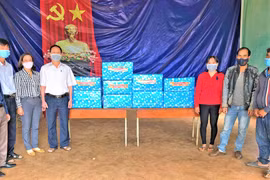 Công ty Cà phê Đak Đoa tặng quà Tết cho công nhân và làng kết nghĩa