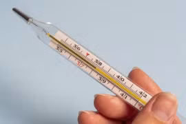 Hy hữu cháu bé bị nhiễm độc thủy ngân qua da do nhiệt kế thủy ngân vỡ