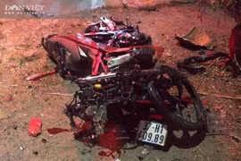 Va chạm lúc nửa đêm, 2 xe máy biến dạng, 2 người tử vong