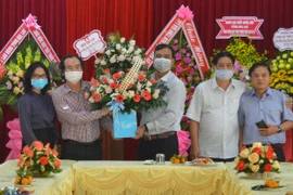 Lãnh đạo Báo Gia Lai chúc mừng các đơn vị y tế nhân Ngày Thầy thuốc Việt Nam