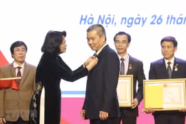 Phó Chủ tịch nước trao danh hiệu Thầy thuốc Nhân dân cho 5 bác sỹ