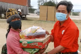 Tặng 350 suất quà Tết cho hộ nghèo xã Chư A Thai