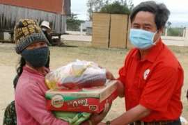 Tặng 350 suất quà Tết cho hộ nghèo xã Chư A Thai