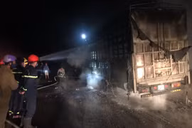 Pleiku: Xe tải đang chạy bỗng dưng bốc cháy