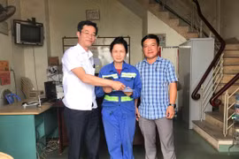 Biểu dương 2 công nhân vệ sinh nhặt điện thoại, ví tiền trả lại người mất