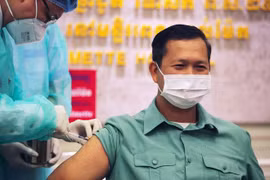 Campuchia bắt đầu tiêm vắc xin Covid-19 Trung Quốc, con trai ông Hun Sen tham gia đầu tiên