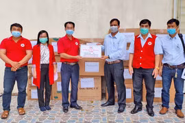 Hội Chữ thập đỏ tỉnh Gia Lai trao vật tư y tế cho lực lượng phòng-chống dịch Covid-19