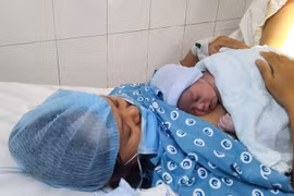 Đúng giao thừa, 5 em bé cùng cất tiếng khóc chào đời tại TP HCM