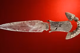 Vũ khí pha lê trong mộ cổ 5.000 năm