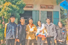 Trường THCS Trần Cao Vân tặng quà Tết cho học sinh nghèo