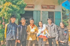 Trường THCS Trần Cao Vân tặng quà Tết cho học sinh nghèo