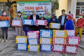 Tặng quà Tết cho hội viên người mù có hoàn cảnh khó khăn ở Chư Sê và Đak Pơ