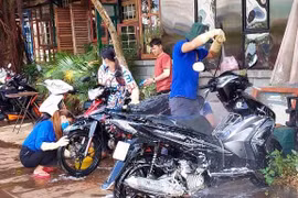 Rửa xe gây quỹ giúp đỡ trẻ em nghèo