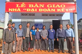 Trao 2 nhà "Đại đoàn kết" cho hộ nghèo huyện Mang Yang