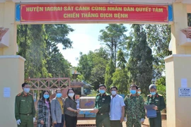 Hội Liên hiệp Phụ nữ huyện Ia Grai thăm, tặng quà lực lượng phòng-chống dịch Covid-19