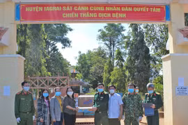 Hội Liên hiệp Phụ nữ huyện Ia Grai thăm, tặng quà lực lượng phòng-chống dịch Covid-19