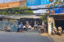 TP.HCM: Garage ô tô bốc cháy dữ dội lúc rạng sáng