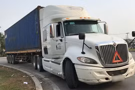 Mang Yang: Đi bộ qua đường, nam thanh niên bị container tông tử vong