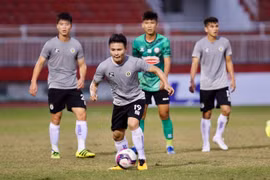 Vận may của Quang Hải và đồng đội khi V-League tạm hoãn